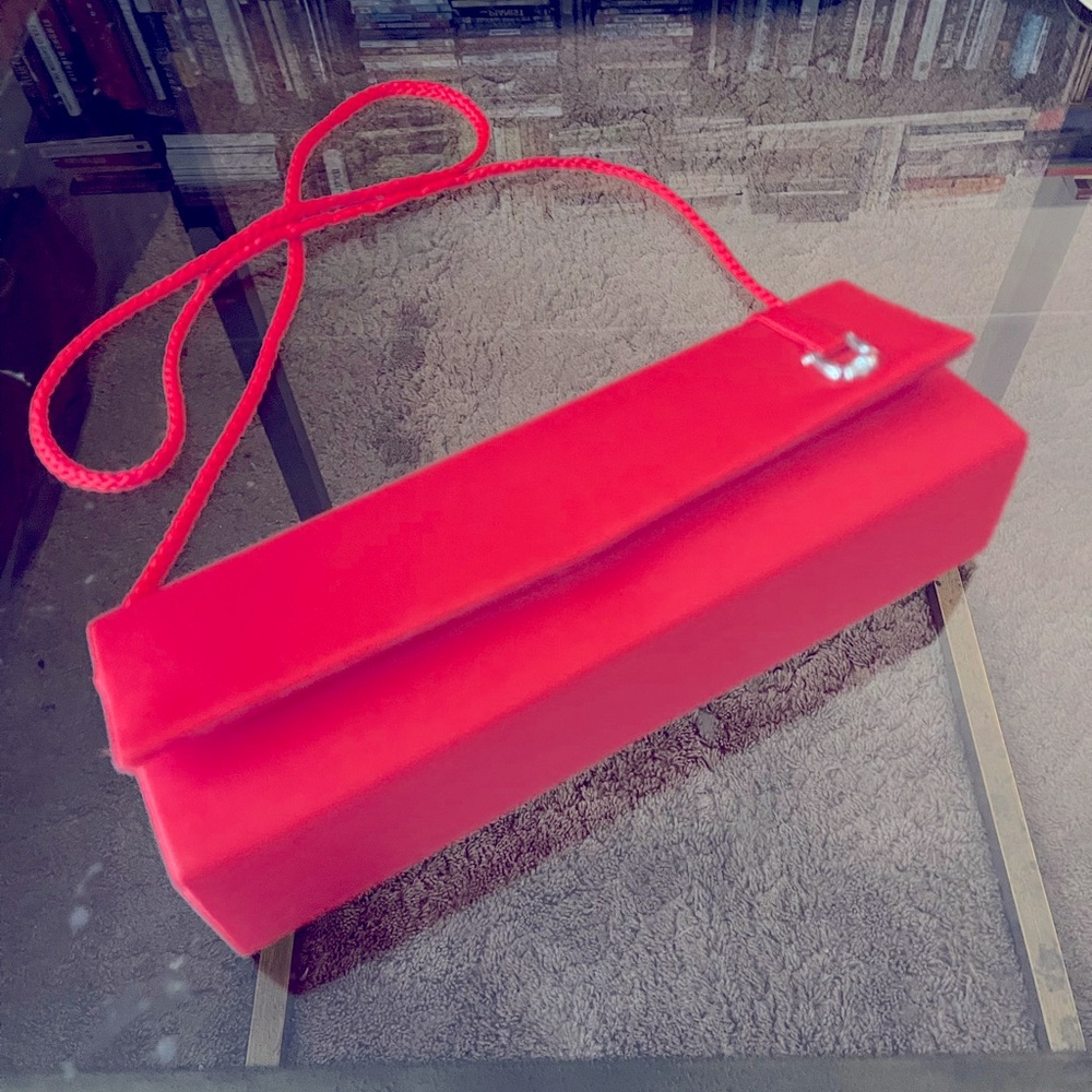 Chic clutch bag in watermelon pink. Magnetic snap closure.